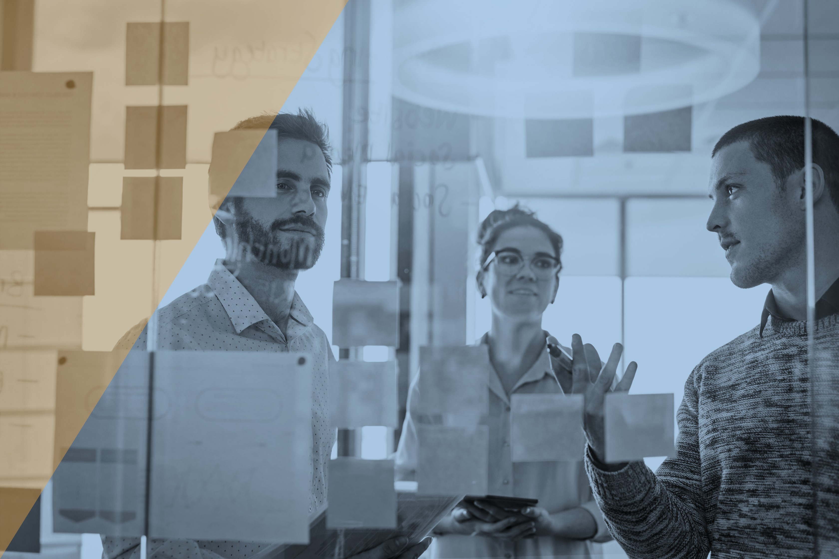 Equipe discutindo desafios corporativos